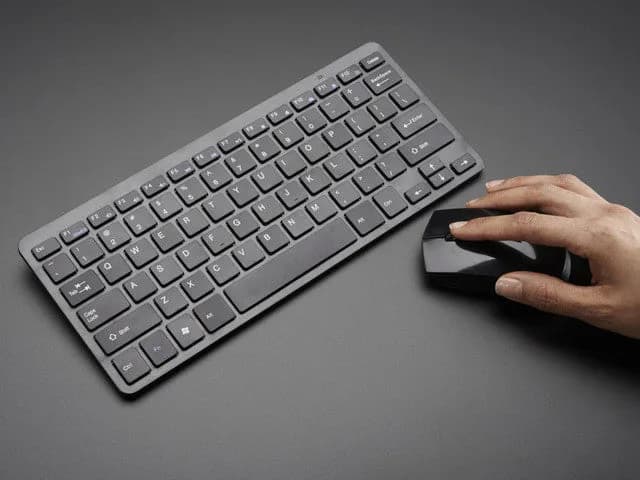 Беспроводная клавиатура и мышь с батарейками — один порт USB!
