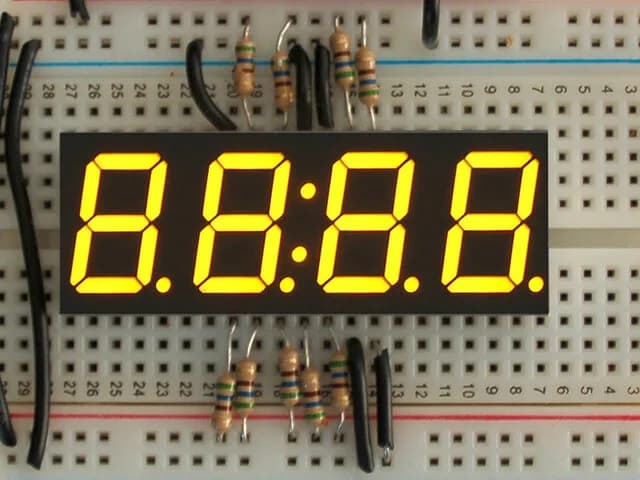 Желтый 7-сегментный индикатор часов - высота цифр 0,56 дюйма.