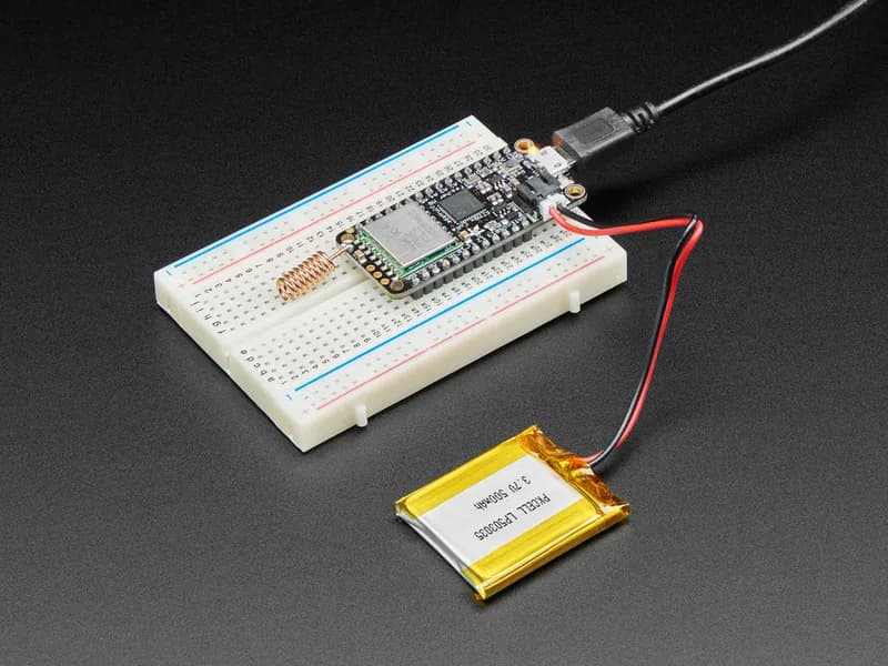 Adafruit Feather M0 с радио RFM95 LoRa - 900 МГц RadioFruit
