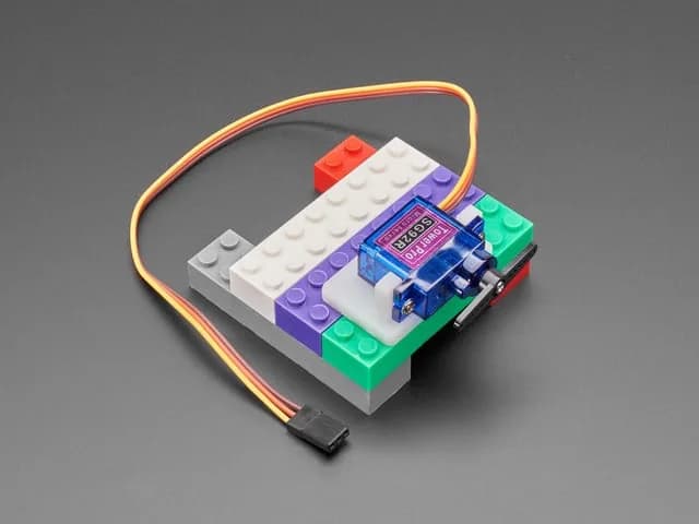 Горизонтальное микросервокрепление для LEGO-совместимых кирпичных систем