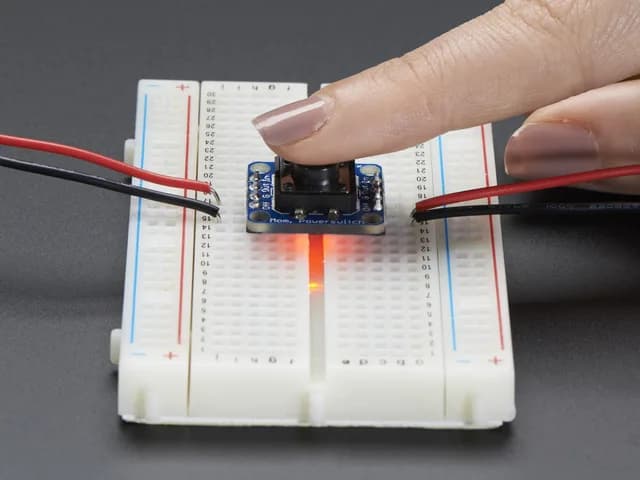 Adafruit Кнопочный выключатель питания