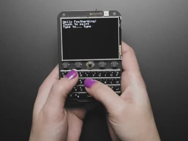 Клавиатура FeatherWing — QWERTY-клавиатура + ЖК-дисплей 2,6 дюйма
