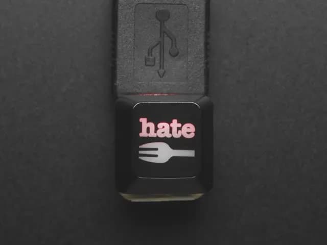 Светящаяся клавиша с гравировкой и графикой вилки Hate